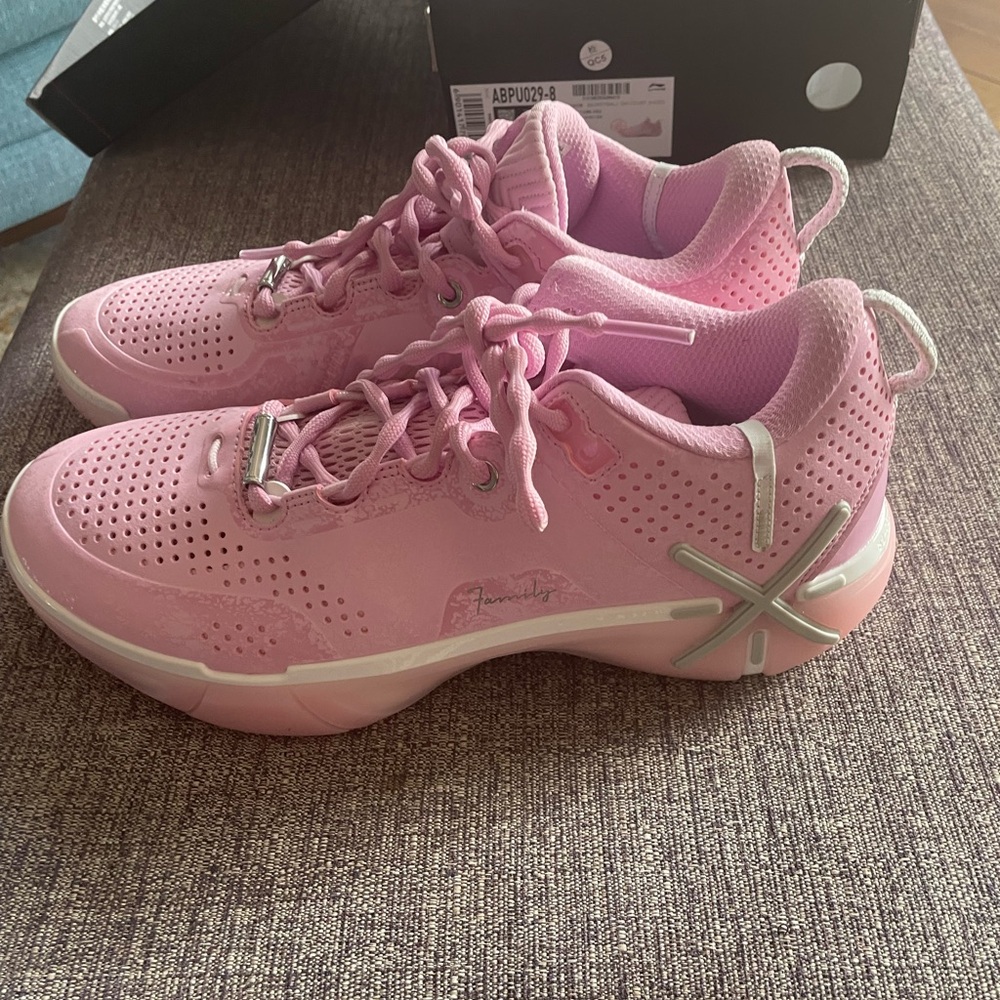 SOLD    pink indoor basketball shoes
